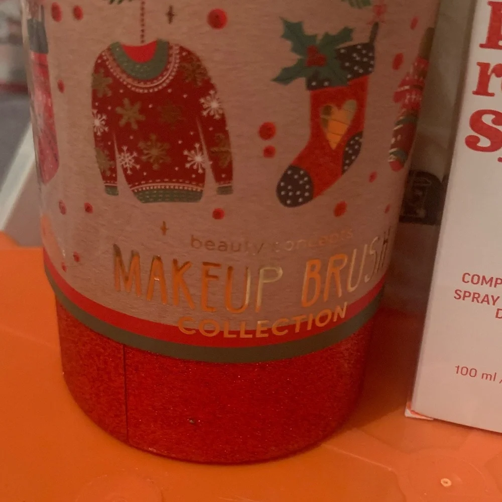 Red and Gold Makeup Brush Set